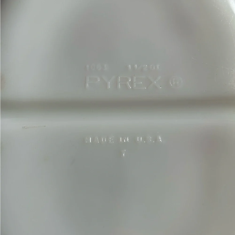 Pyrex #1083 Divide-A-Dish Milk Glass for multiple side dishes 1.5 Qt Vintage